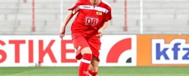 Fußballerin Anja im Stadion am Ball.