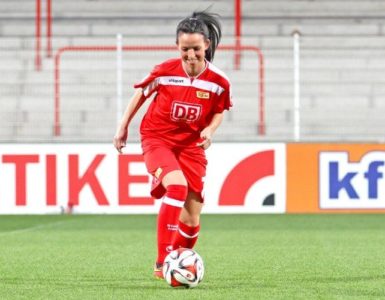 Fußballerin Anja im Stadion am Ball.