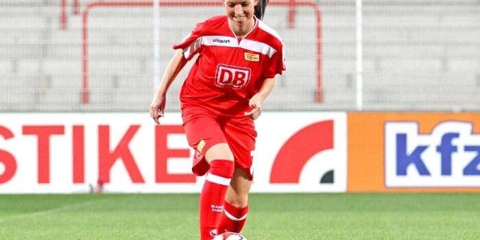 Fussbalerin Anja Streubel Fußballerin Anja im Stadion am Ball.