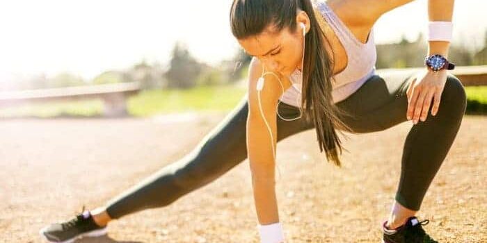 Joggerin führt eine Dehnübung aus