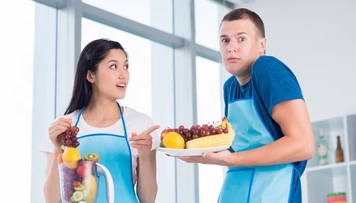 Ein junges Paar in der Küche mit frischem Obst.