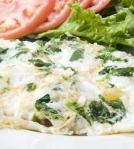 Eiweißomelett mit Spinat, dazu drei Scheiben Tomaten