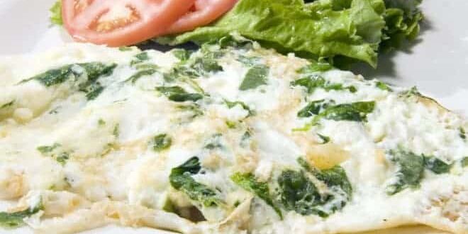 Eiweißomelett mit Spinat, dazu drei Scheiben Tomaten