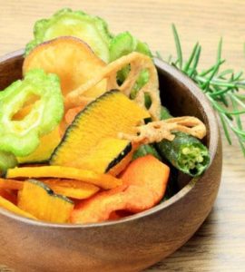 Schale gefüllt mit Gemüsechips aus Karotten, Paprika und Zucchini
