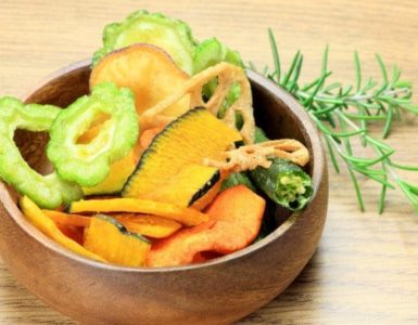 Schale gefüllt mit Gemüsechips aus Karotten, Paprika und Zucchini