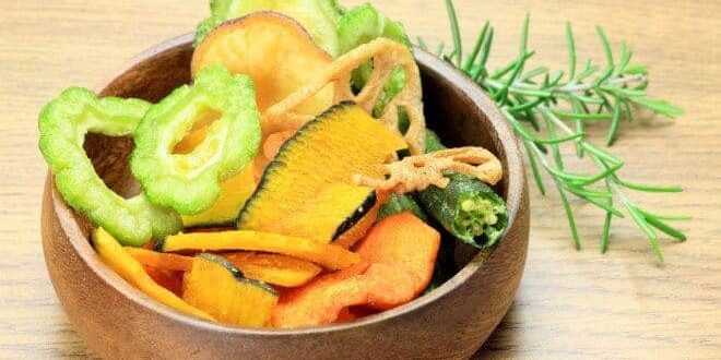 gemuese-chips Schale gefüllt mit Gemüsechips aus Karotten, Paprika und Zucchini