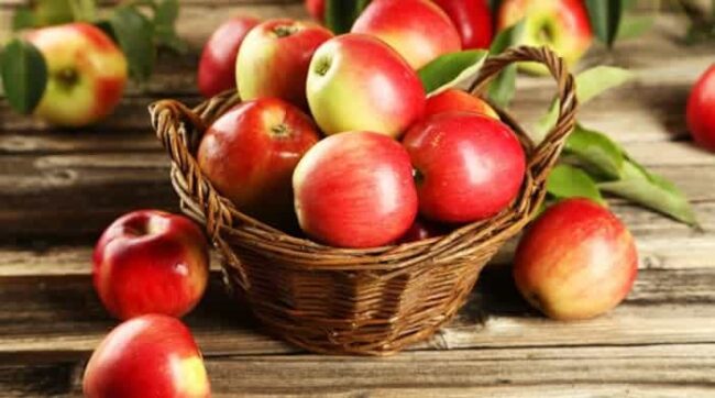 korb mit aepfeln Korb mit roten Äpfeln