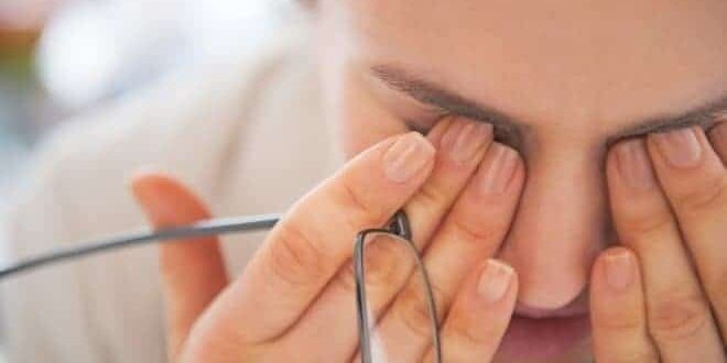 muede-frau-reibt-augen Im Büro arbeitende Frau, die sich vor Müdigkeit die Augen reibt