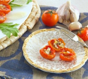 Halbierte Ofentomaten mit Parmesan