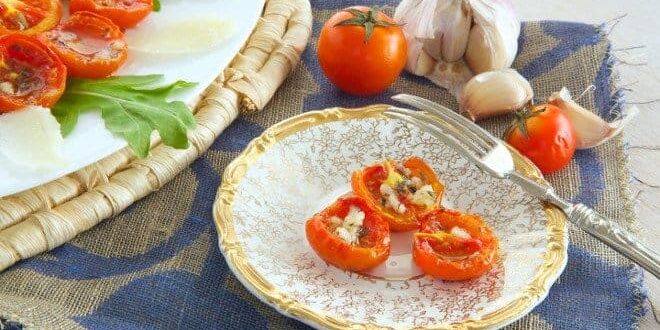 Halbierte Ofentomaten mit Parmesan