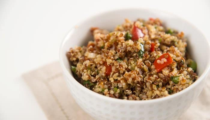 Eine große Schüssel Salat mit Quinoa