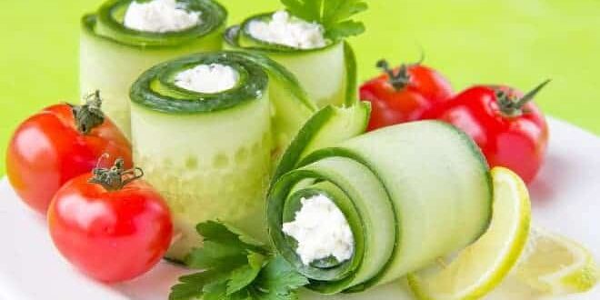 salatgurke-frischkaese Gurkenröllchen gefüllt mit Frischkäse, angerichtet mit Cocktail-Tomate