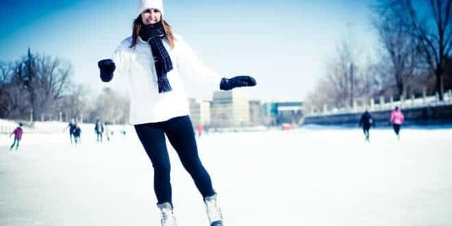 schlittschuh-laufen Frau in weißer Jacke und schwarzer Hose läuft Schlittschuhe auf zugefrorenem See