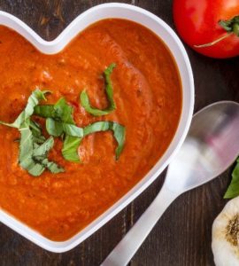 Tomatensuppe mit Knoblauch in herzförmiger Keramikschüssel