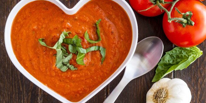 tomatensuppe-herz Tomatensuppe mit Knoblauch in herzförmiger Keramikschüssel