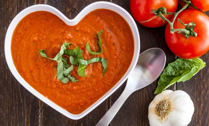 Tomatensuppe mit Knoblauch in herzförmiger Keramikschüssel