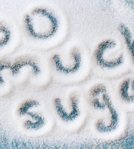 Die Worte Too much sugar geschrieben in eine Fläche ausgestreuten Zuckers