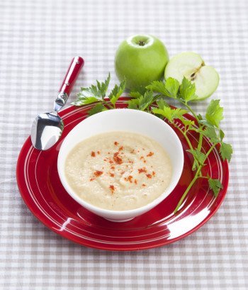 Apfel und Sellerie ist die ungewöhnliche Kombo in dieser Suppe.