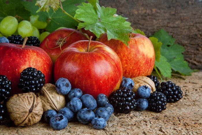 Heidelbeeren Äpfel Weintrauben Walnüsse