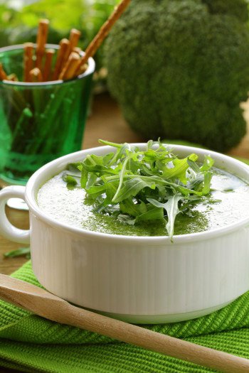 Brokkoli und Rucola sind die hauptzutaten dieser grünen Diätsuppe