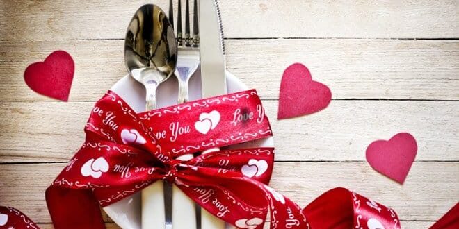 Das Valentinstag Dinner Besteck rote Scheife