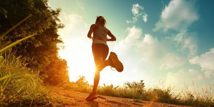 Joggerin läuft in den Sonnenuntergang Frau joggt in den Sonnenuntergang.