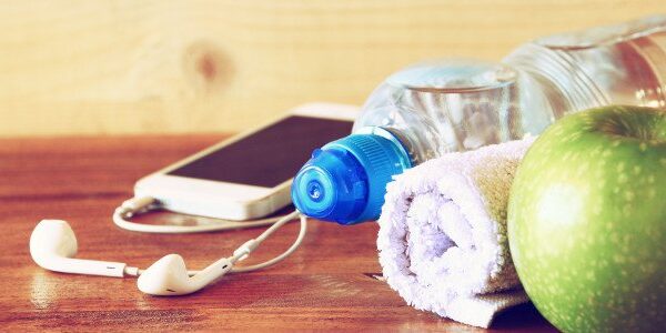 Kopfhörer Handtuch Apfel Apfel Kopfhörer Smartphone Handtuchrolle auf Holzoberfläche