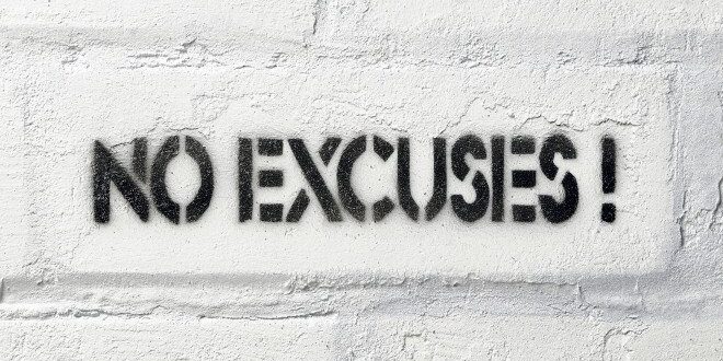 No Excuses Schriftzug auf weißer Backsteinwand.