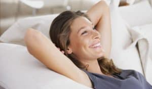Entspannte Frau auf der Couch
