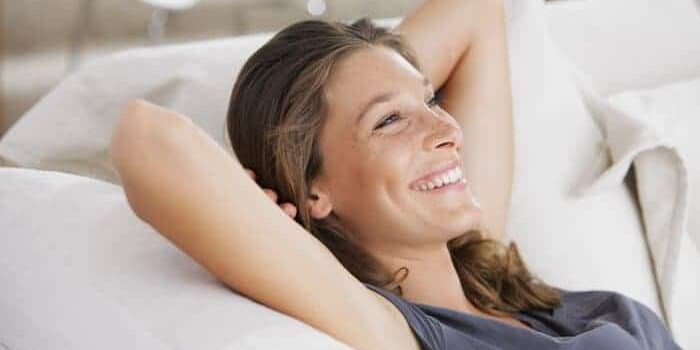 entspannte frau Entspannte Frau auf der Couch