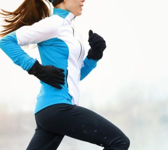 Frau joggt im Winter