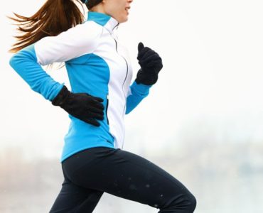 Frau joggt im Winter