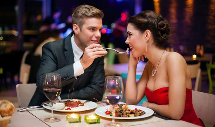 Mann und Frau essen im Restaurant