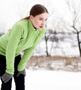 Frau joggt im Winter