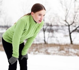 Frau joggt im Winter