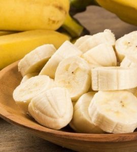 Banane in Scheiben geschnitten und in Schale serviert.