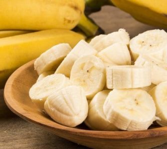 Banane in Scheiben geschnitten und in Schale serviert.