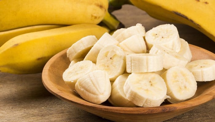 Banane in Scheiben geschnitten und in Schale serviert.