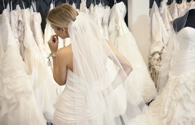 Frau mit weißen Brautkleidern