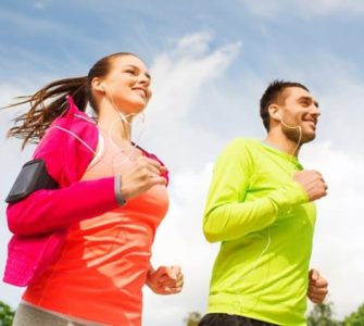 Mann und Frau joggen zusammen