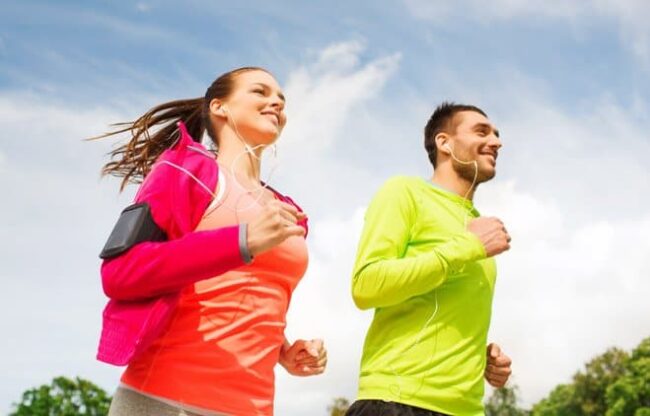 laufpartner Mann und Frau joggen zusammen