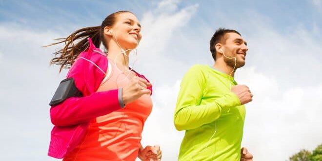 Mann und Frau joggen zusammen