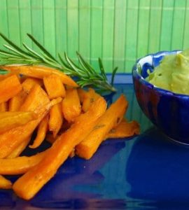 Süßkartoffelspalten mit Avocado-Dip
