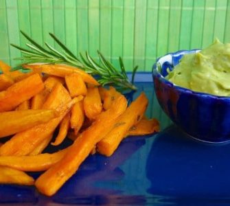 Süßkartoffelspalten mit Avocado-Dip