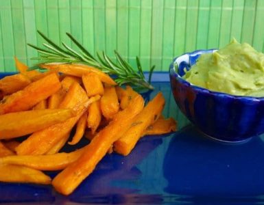 Süßkartoffelspalten mit Avocado-Dip