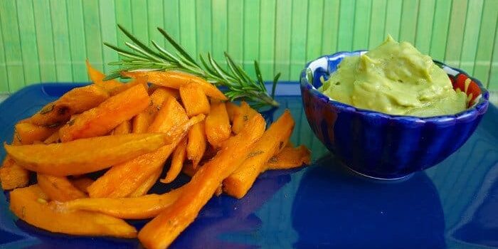 Süßkartoffelspalten mit Avocado-Dip