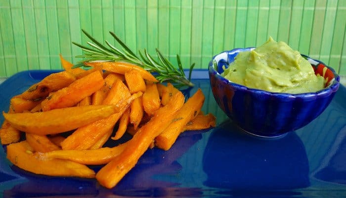 Süßkartoffelspalten mit Avocado-Dip