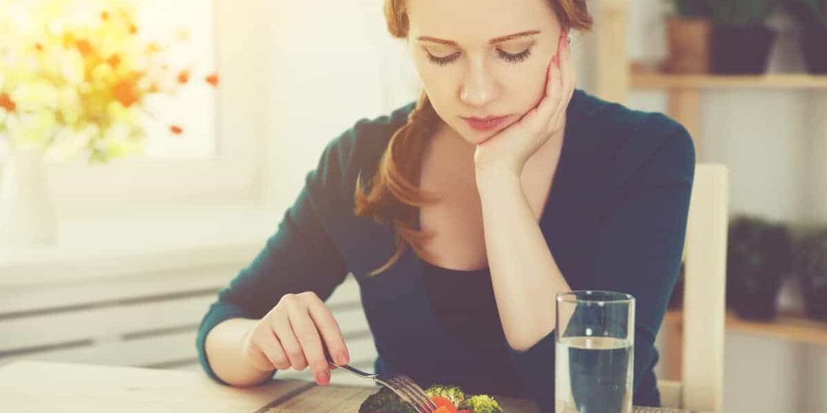 Diäten Frau stochert lustlos im Salat