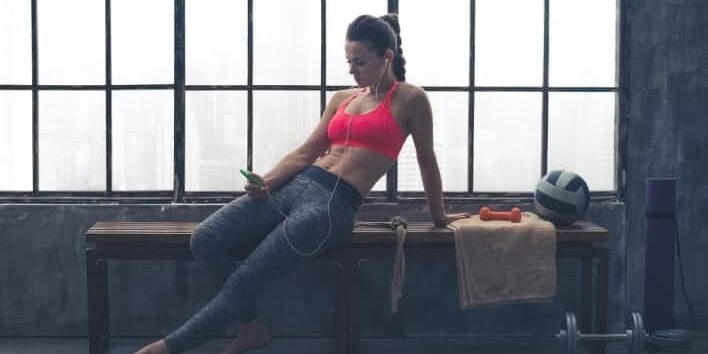 Abnehm Tipps Abnehm Tipps Frau auf bank