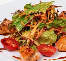 Asiatischer Salat mit Lachs